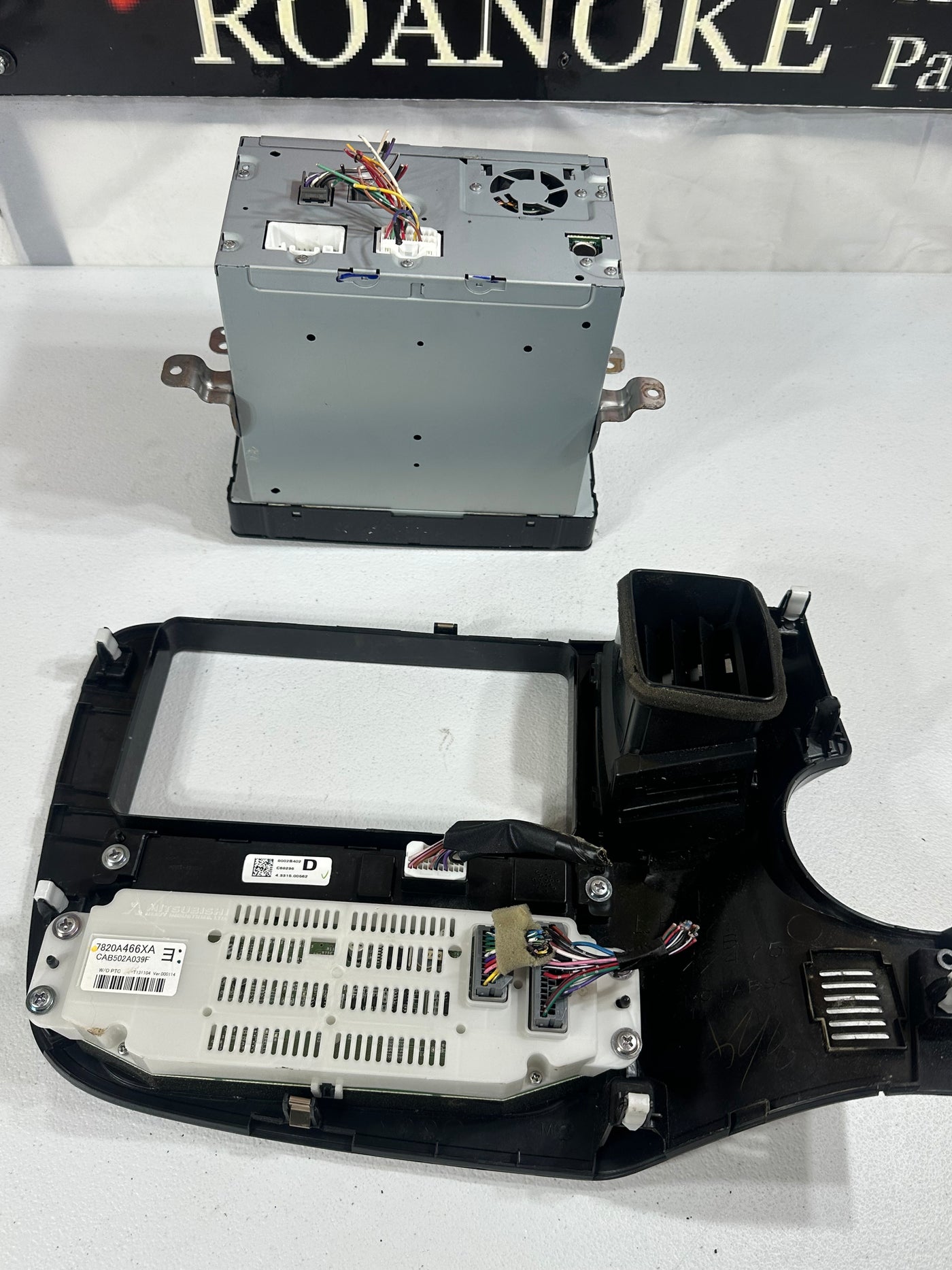 2014-2015 Mitsubishi Outlander AM FM Radio Receiver 6.10 Screen OEM