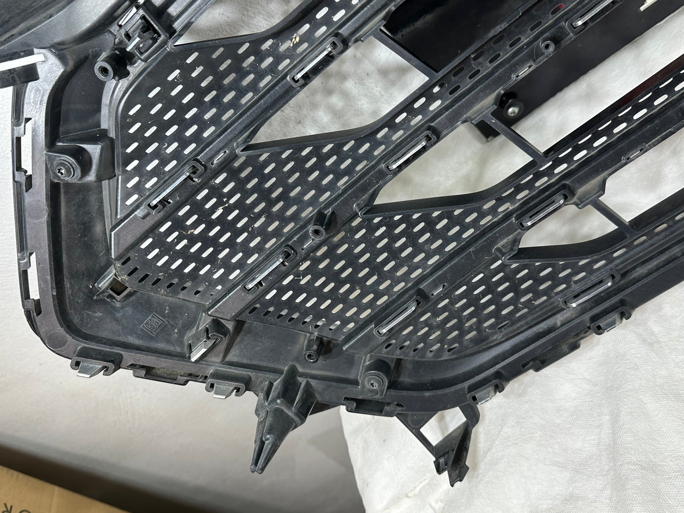 Grille Grill 2018-2020 Chevrolet Traverse 23376131 OEM
