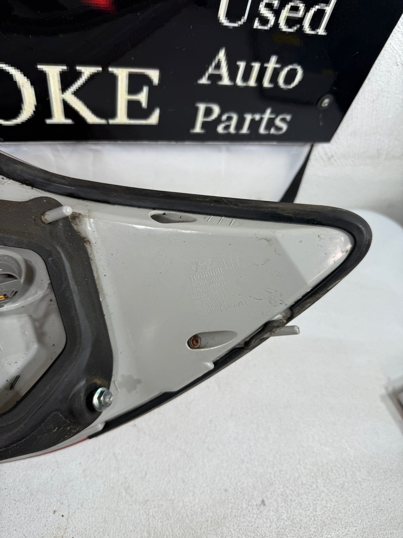 2009-2011 Hyundai Genesis Sedan Left Driver OUTER Tail Light Assembly OEM