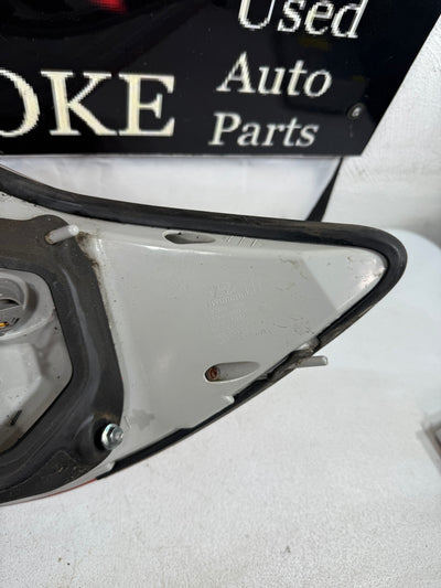 2009-2011 Hyundai Genesis Sedan Left Driver OUTER Tail Light Assembly OEM