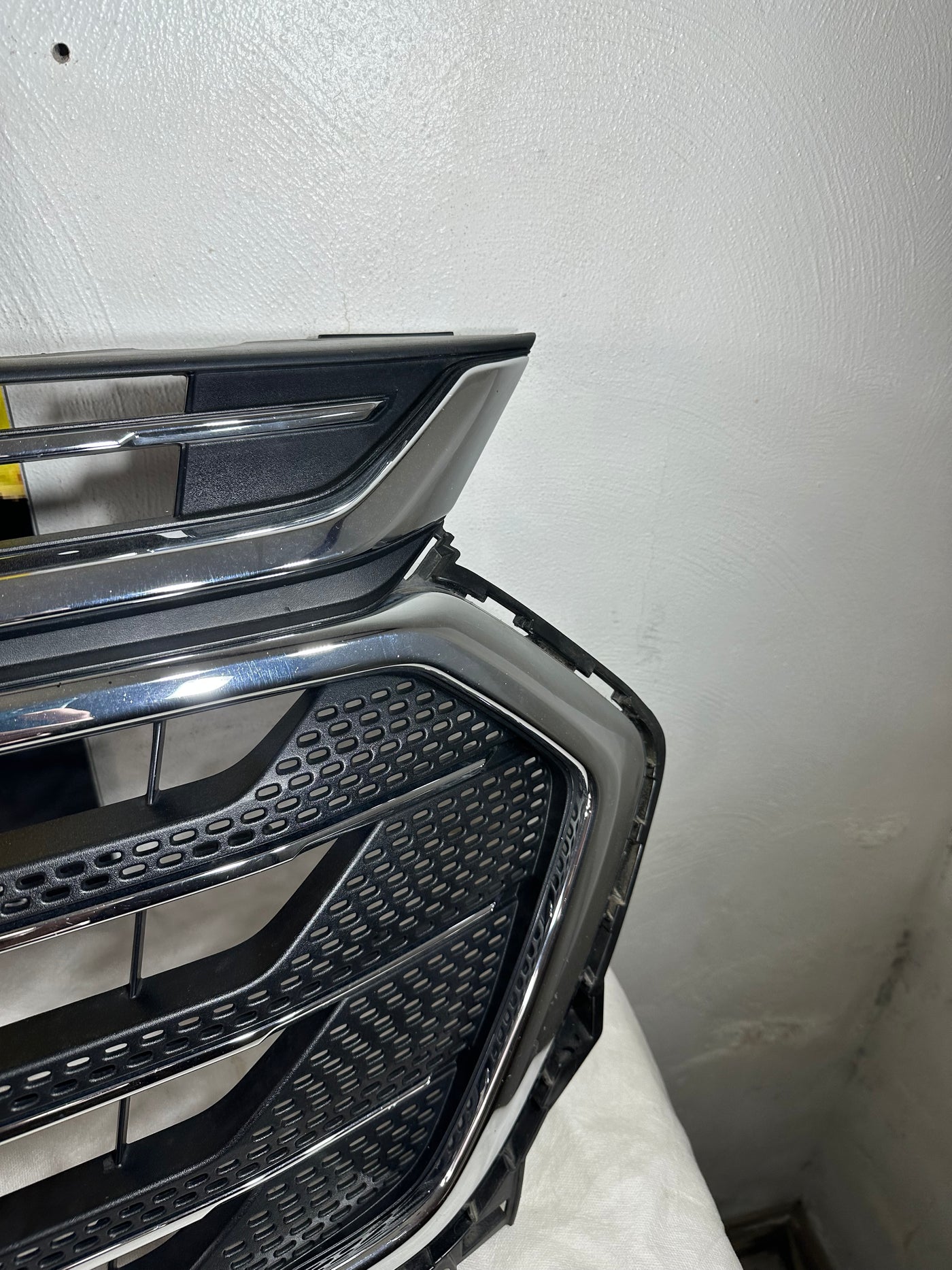 Grille Grill 2018-2020 Chevrolet Traverse 23376131 OEM