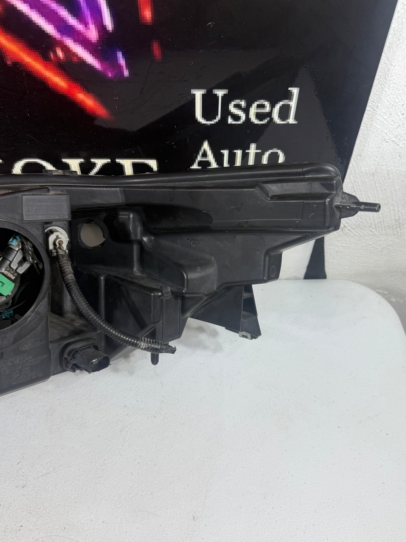 2013-2019 Ford Taurus Headlight Assembly Halogen right passenger side OEM