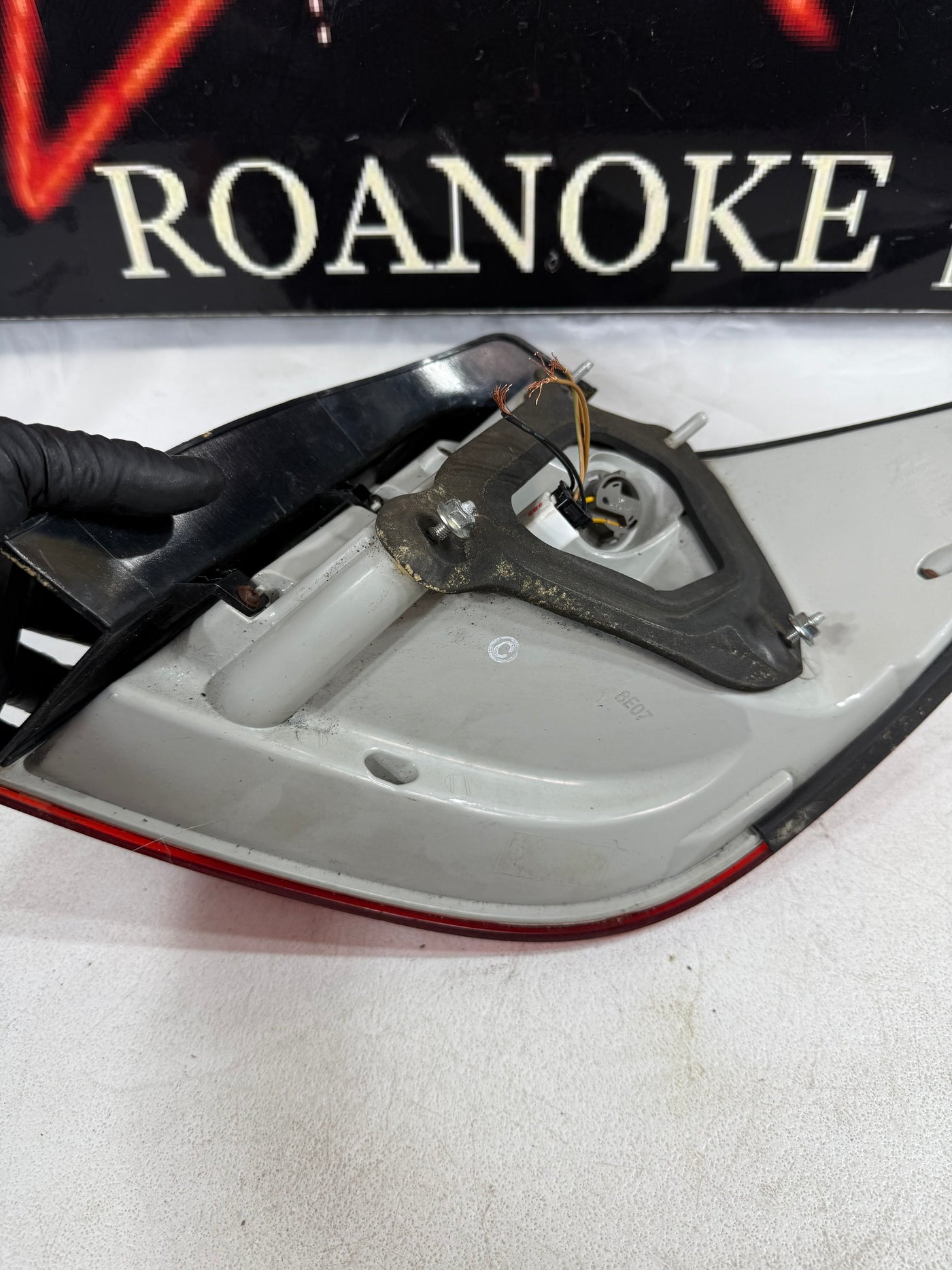 2009-2011 Hyundai Genesis Sedan Left Driver OUTER Tail Light Assembly OEM