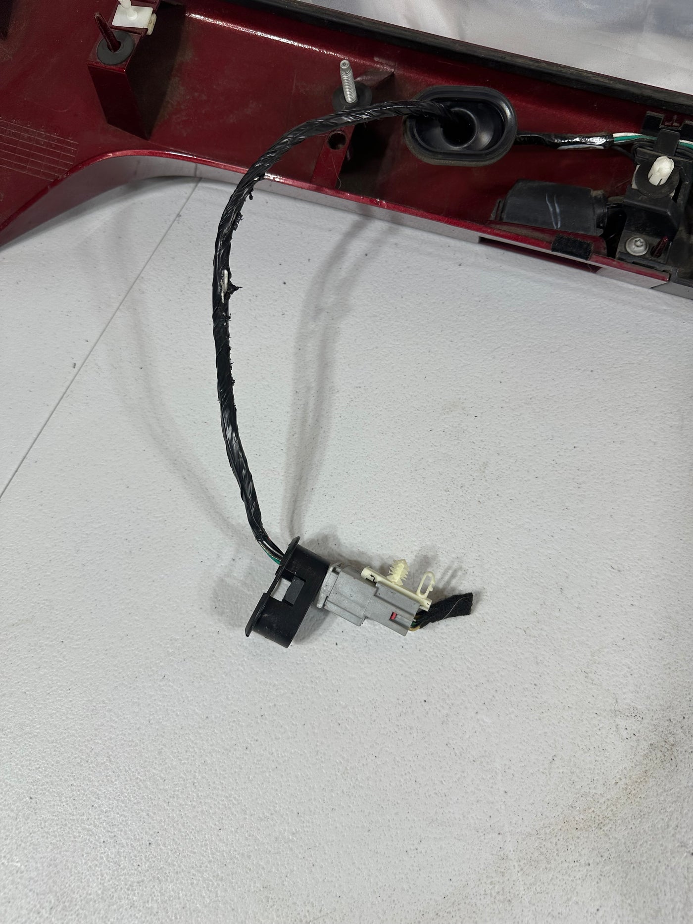 2017-2019 FORD ESCAPE LIFTGATE MOLDING GARNISH BACKUP CAMERA BURGUNDY OEM