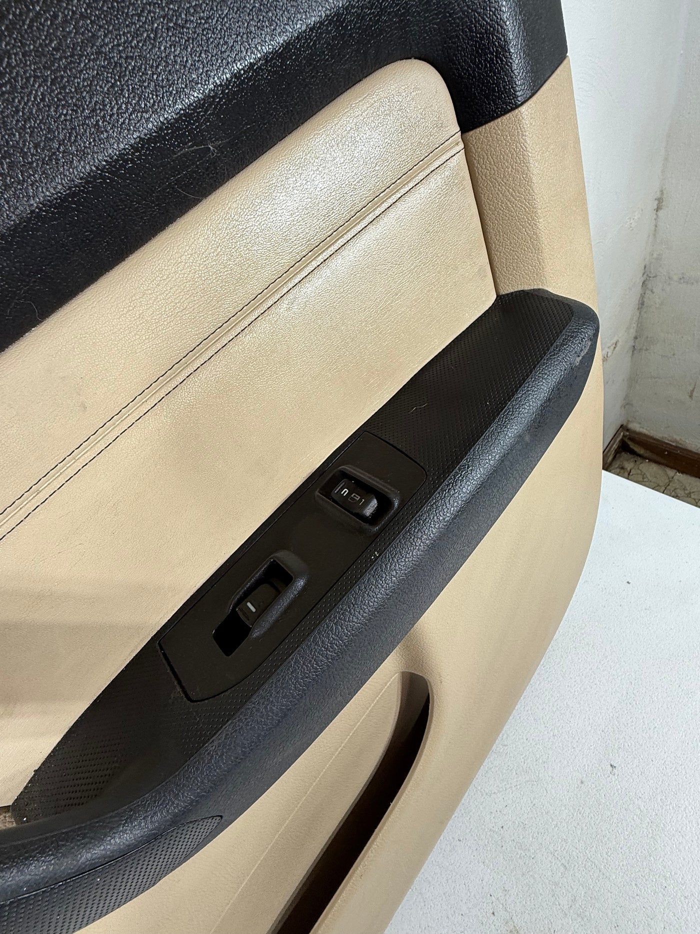 2006 - 2010 HUMMER H3 Door Panel Front Right Passenger Side OEM