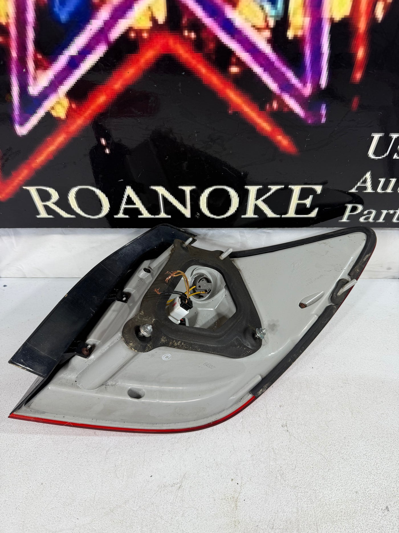 2009-2011 Hyundai Genesis Sedan Left Driver OUTER Tail Light Assembly OEM
