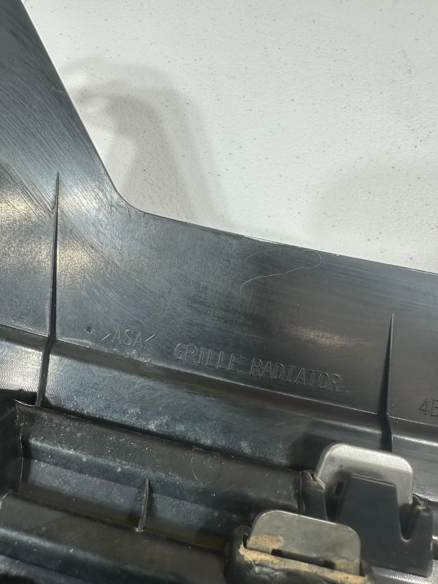 2014 MITSUBISHI OUTLANDER (NOT SPORT ) Grille OEM