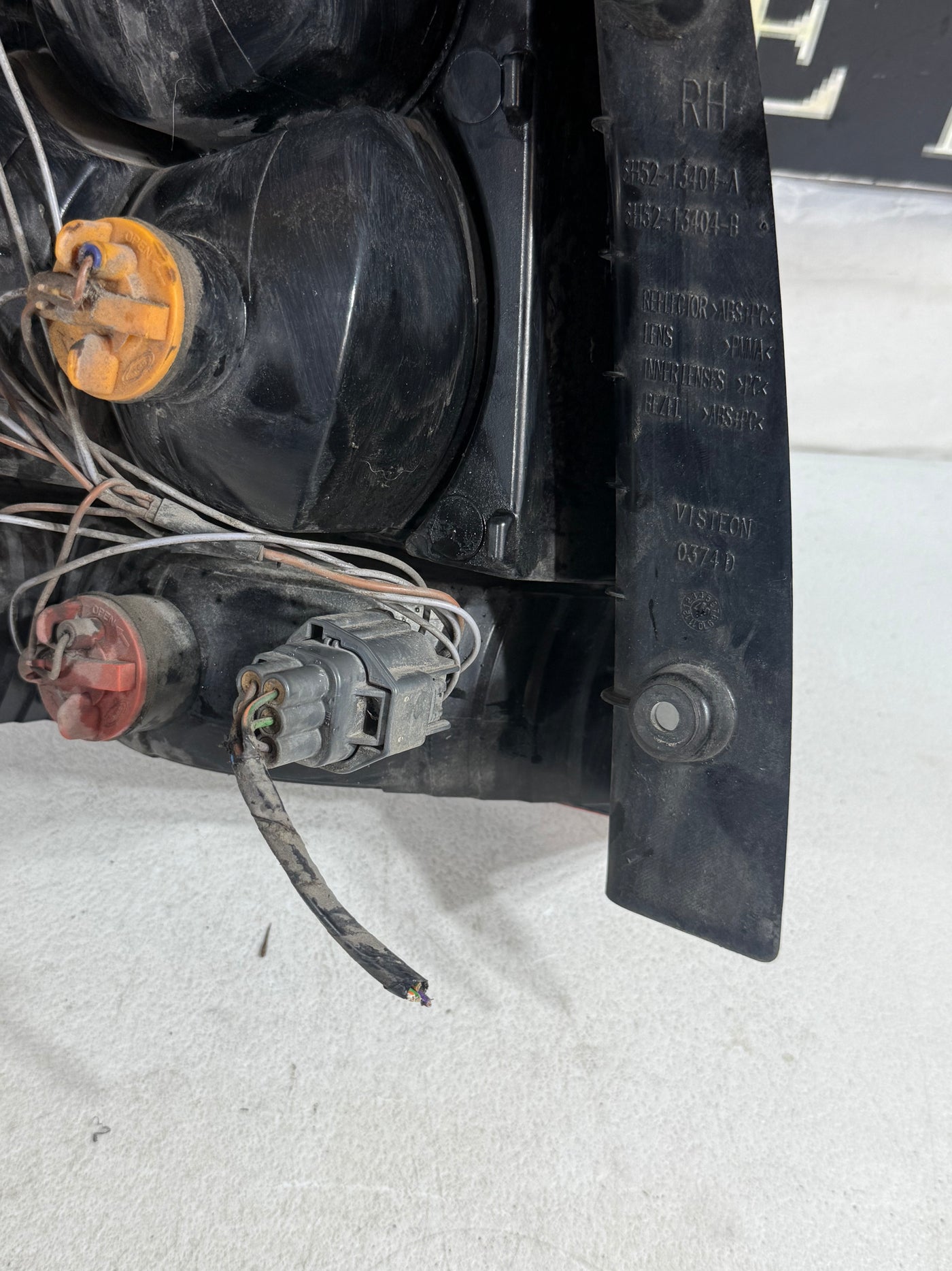 2008-2012 Land Rover LR2 HSE Rear Exterior Right Passenger Side Tail Light OEM