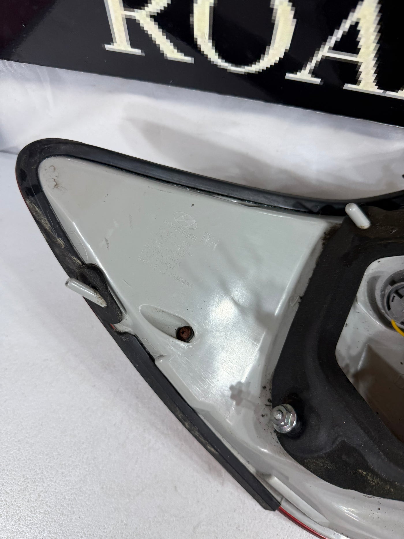 2009-2011 Hyundai Genesis Sedan Right/Passenger OUTER Tail Light Assembly OEM