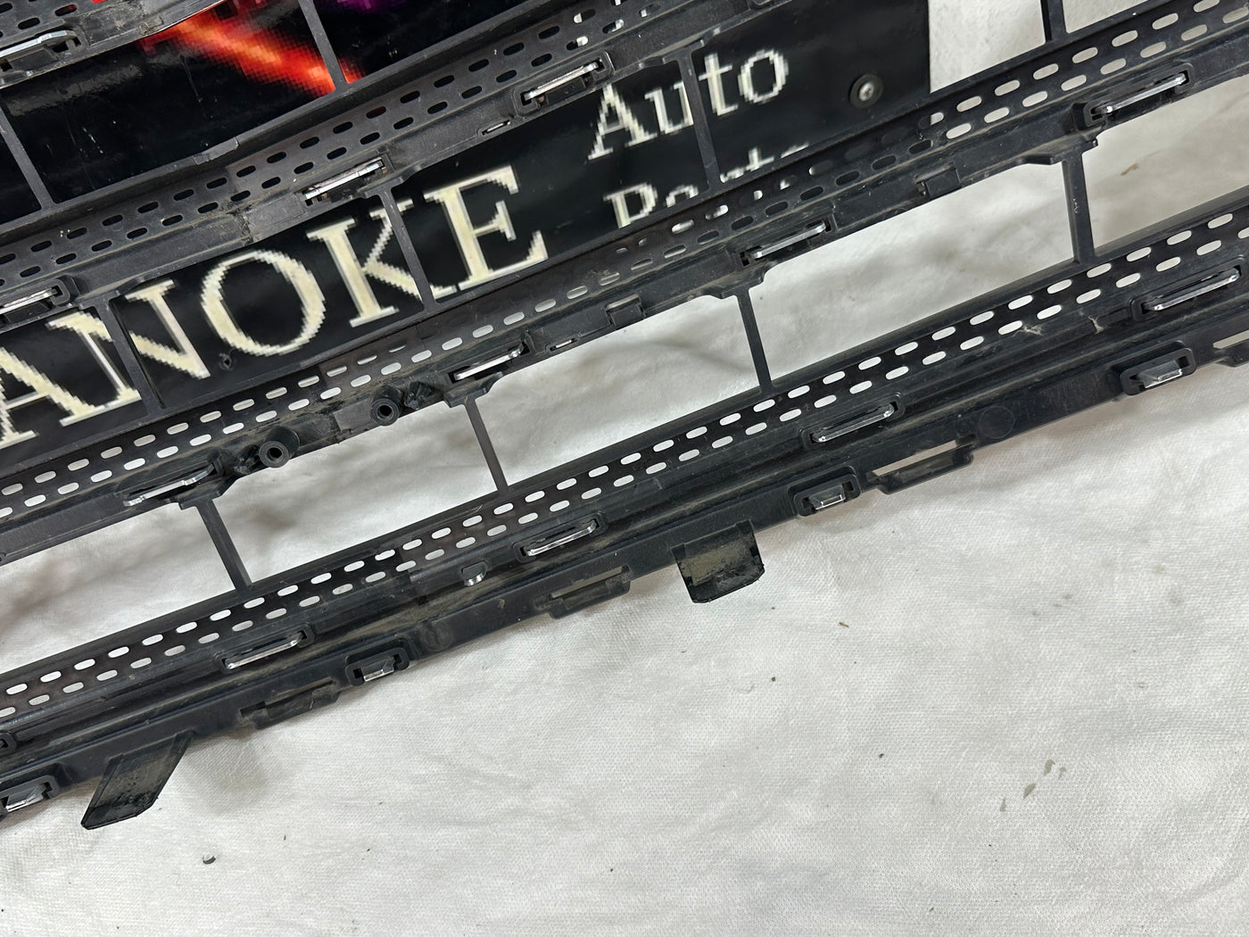 Grille Grill 2018-2020 Chevrolet Traverse 23376131 OEM