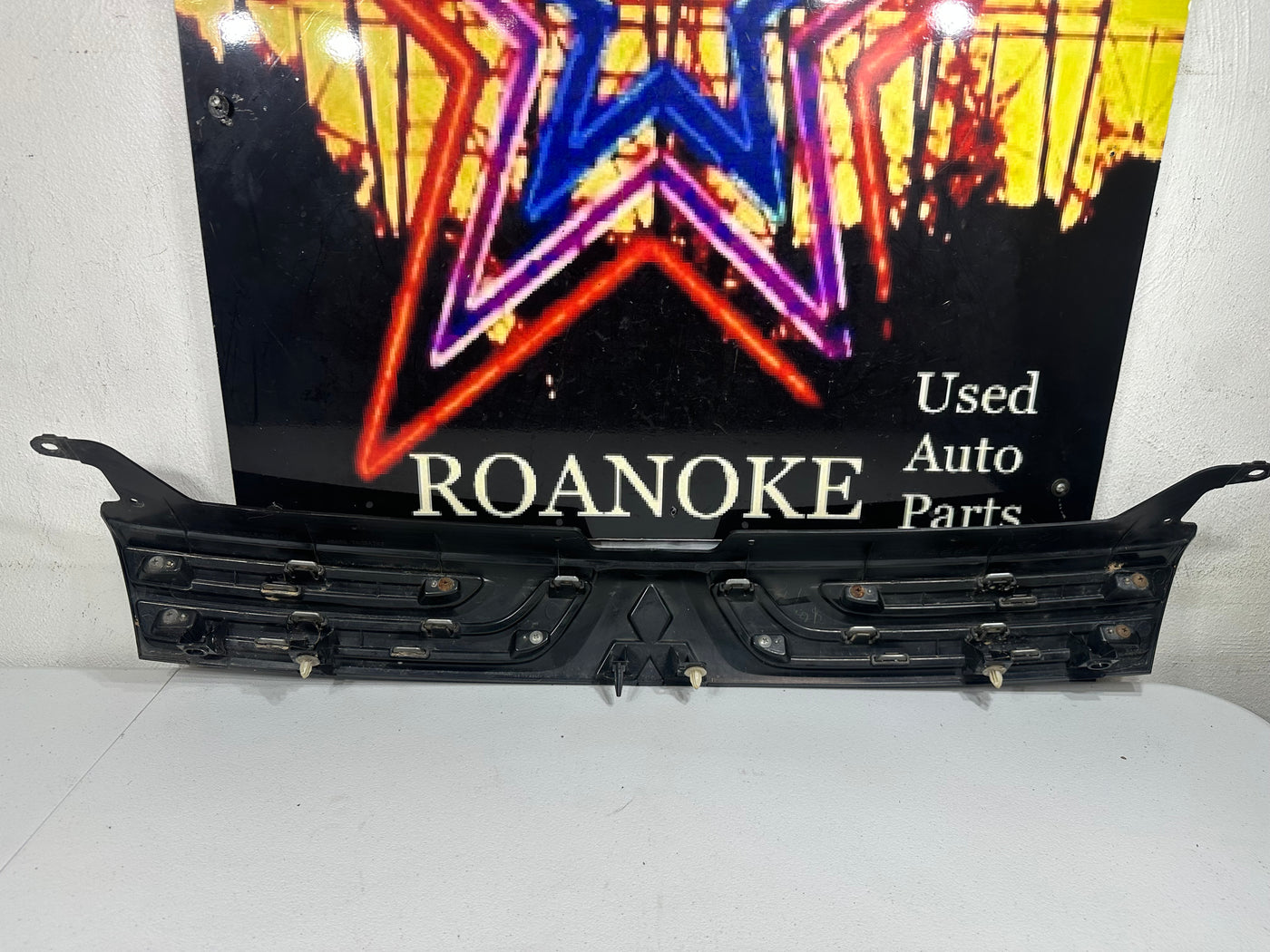 2014 MITSUBISHI OUTLANDER (NOT SPORT ) Grille OEM