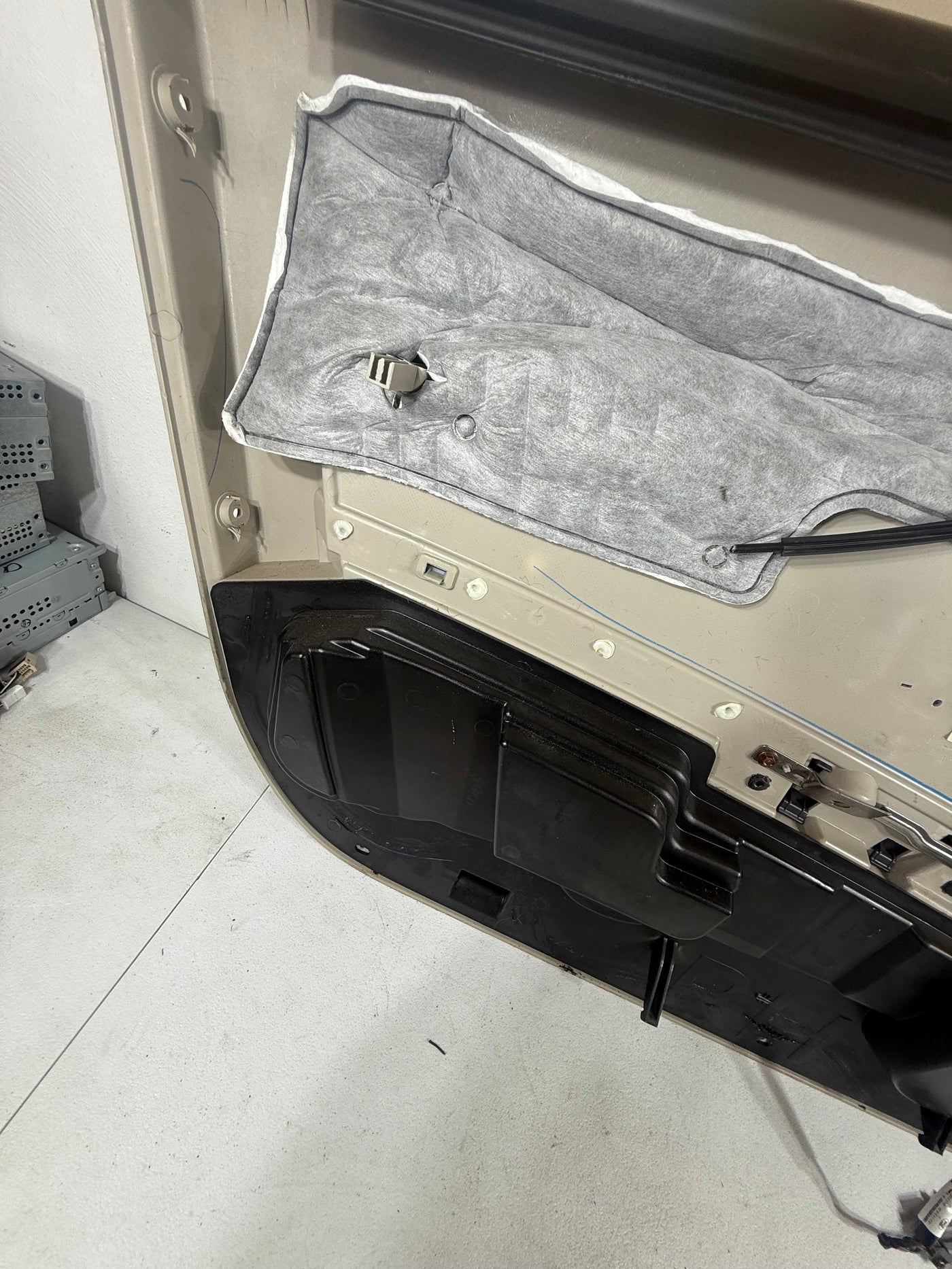 OEM 2010 - 2014 FORD MUSTANG COUPE RIGHT PASSENGER DOOR PANEL BEIGE SHAKER