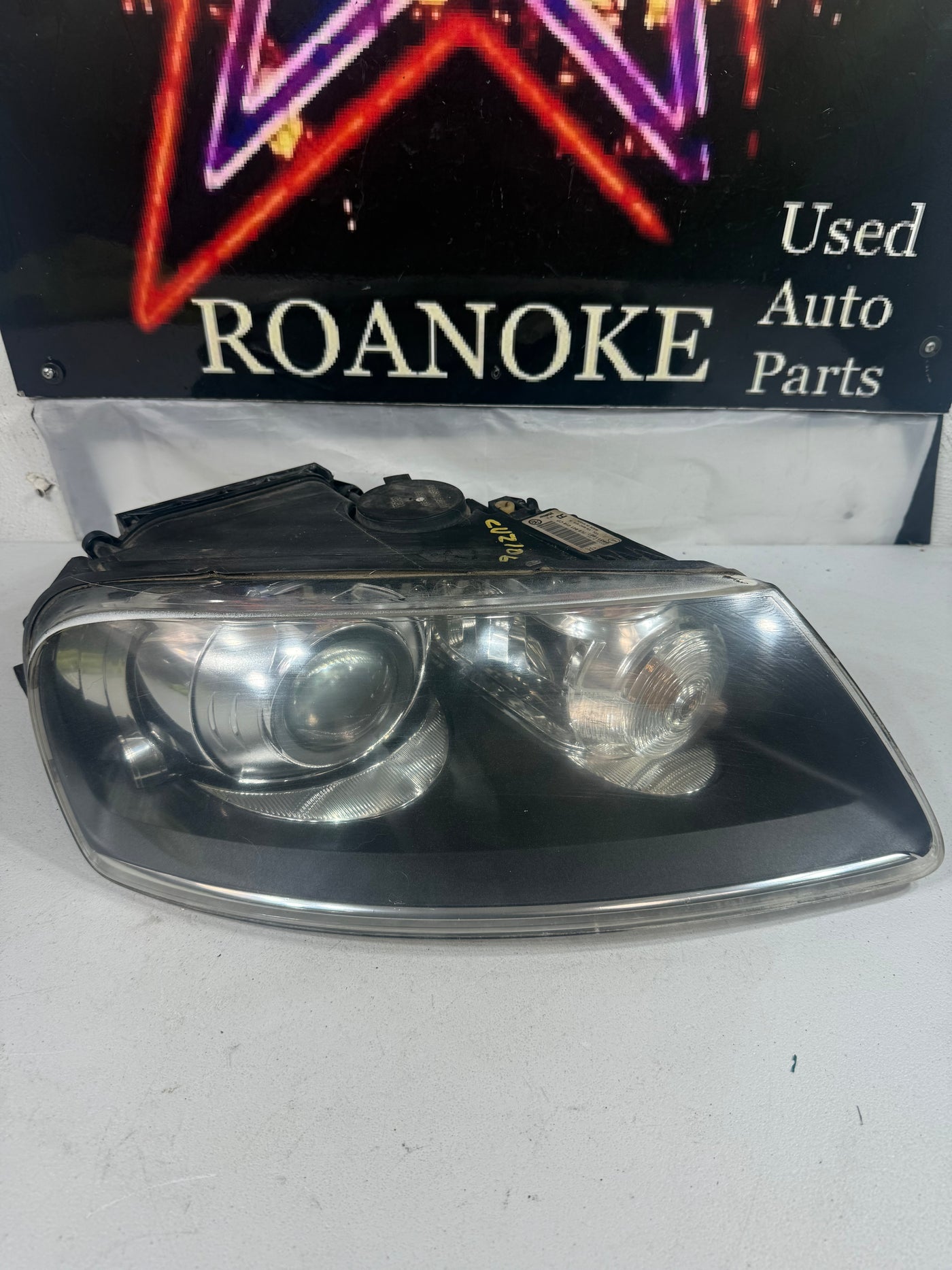 2004 2005 2006 2007 Volkswagen Touareg Xenon HID Headlight Passenger Side OEM
