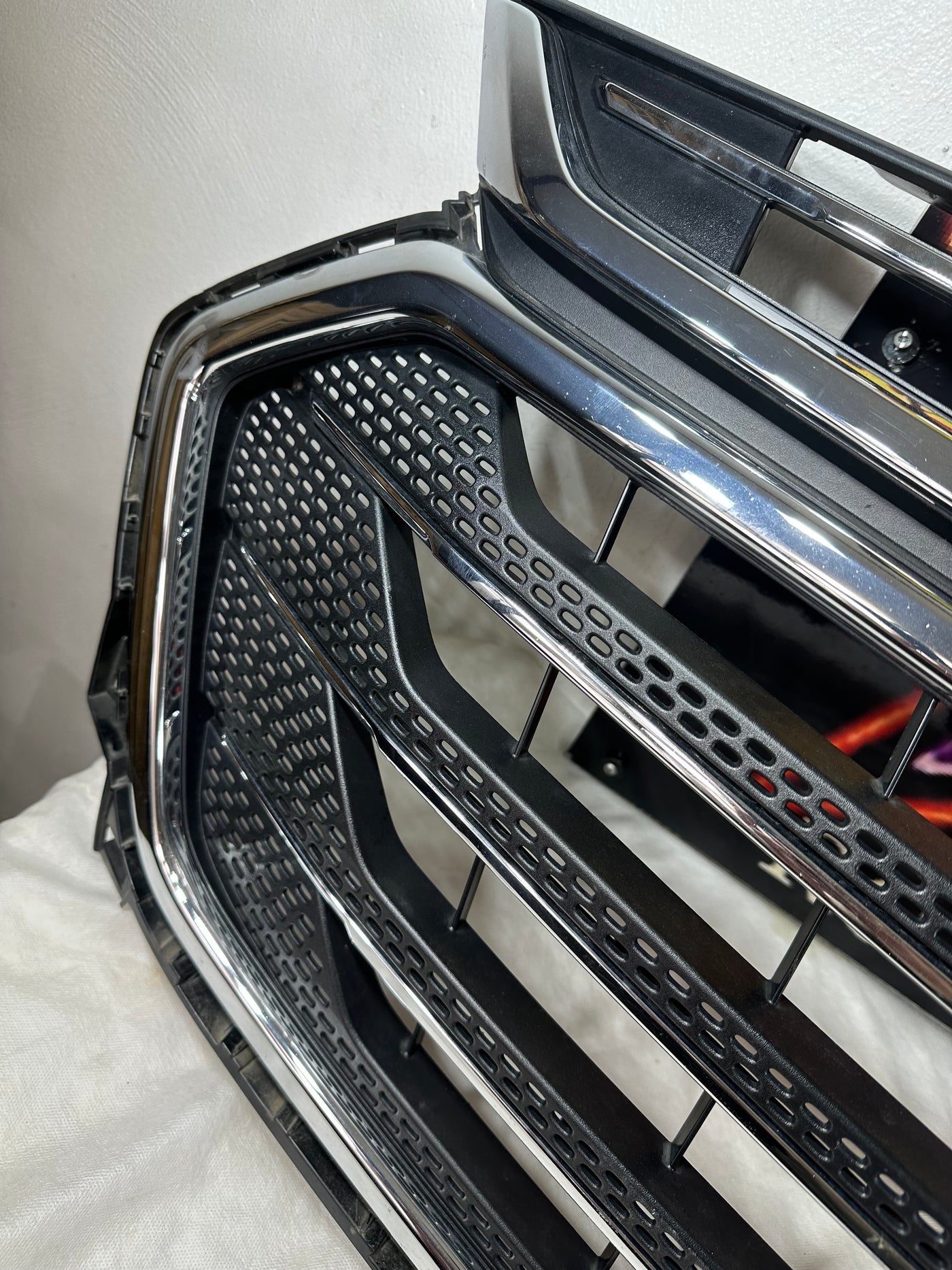 Grille Grill 2018-2020 Chevrolet Traverse 23376131 OEM