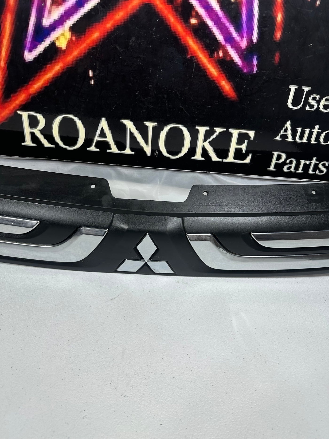 2014 MITSUBISHI OUTLANDER (NOT SPORT ) Grille OEM