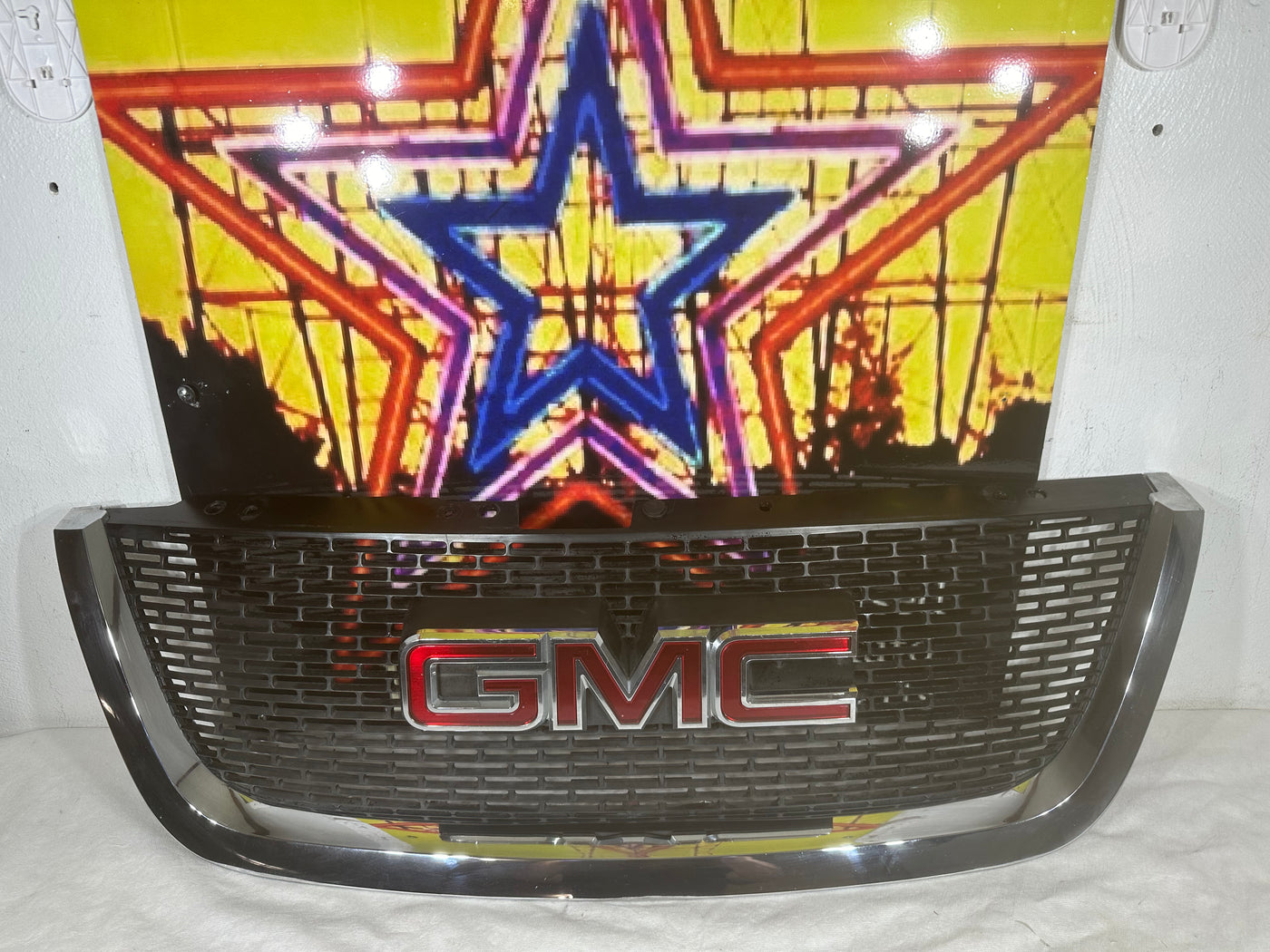2007-2012 GMC Acadia Grille Assembly w/ Emblem & Chrome Border OEM
